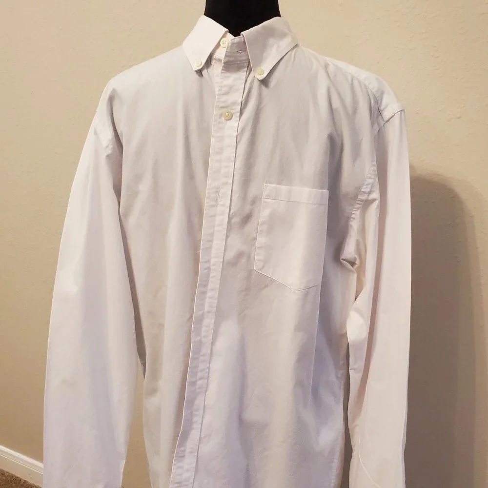 Banana Republic classic button down white shirt Size L. 97% cotton 3%Lycra.